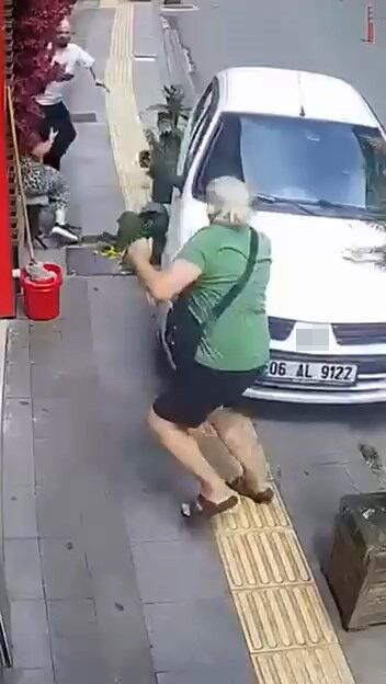 Otomobil Bir Anda Üzerine Geldi! Yayanın Ölümden Döndüğü Anlar Kamerada (3)