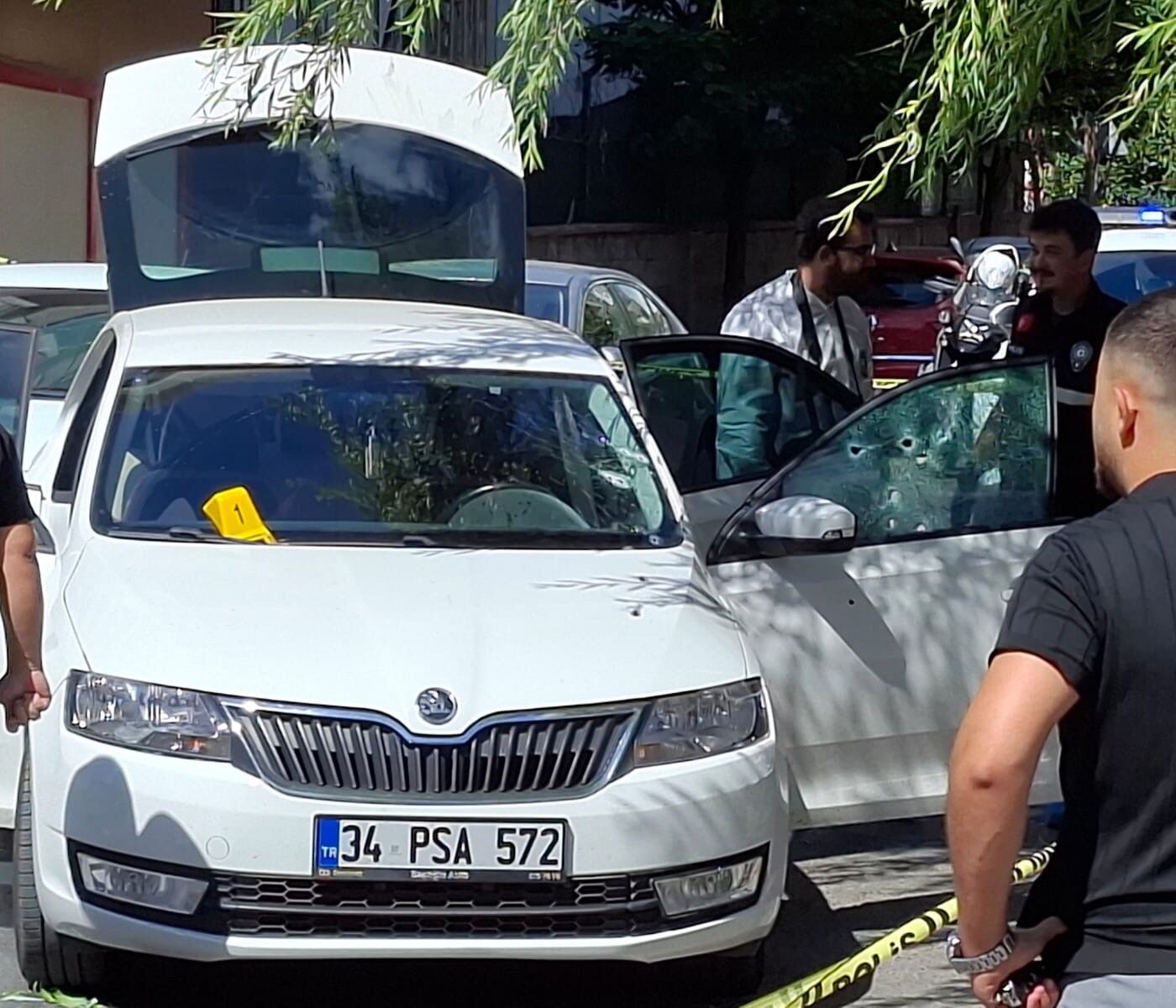 Otomobiline Kurşun Yağdırdılar Sürücü Olay Yerinde Öldü (3)