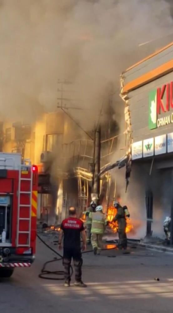 Patlama Sesleri Izmiri Ayaga Kaldirdi Boya Malzemeleri Alev Aldi (2)