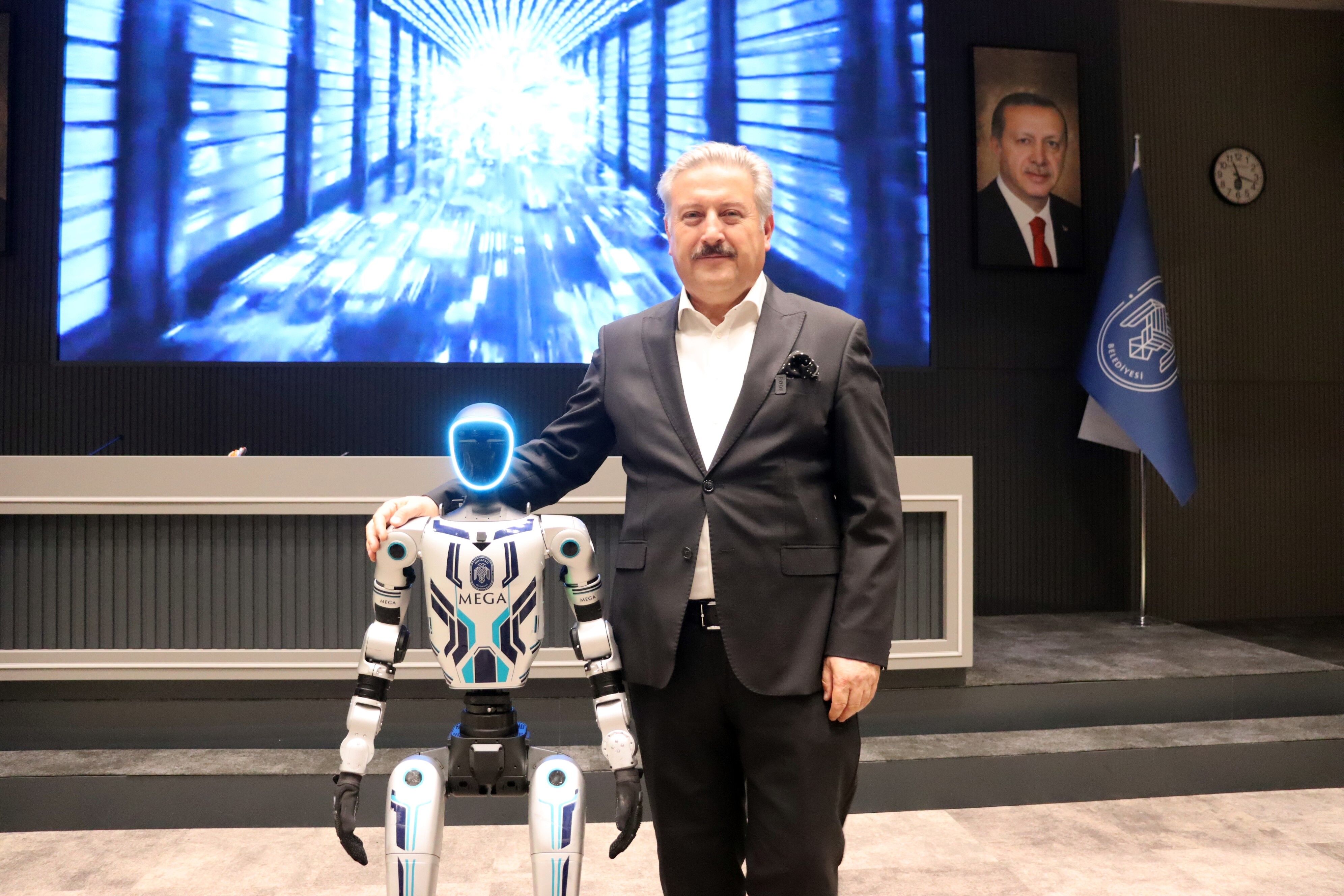 Robot Belediyede Resmen Ise Basladi Kavgayi Ayiracak Bomba Imha Edecek Iste Yapacagi G (3)