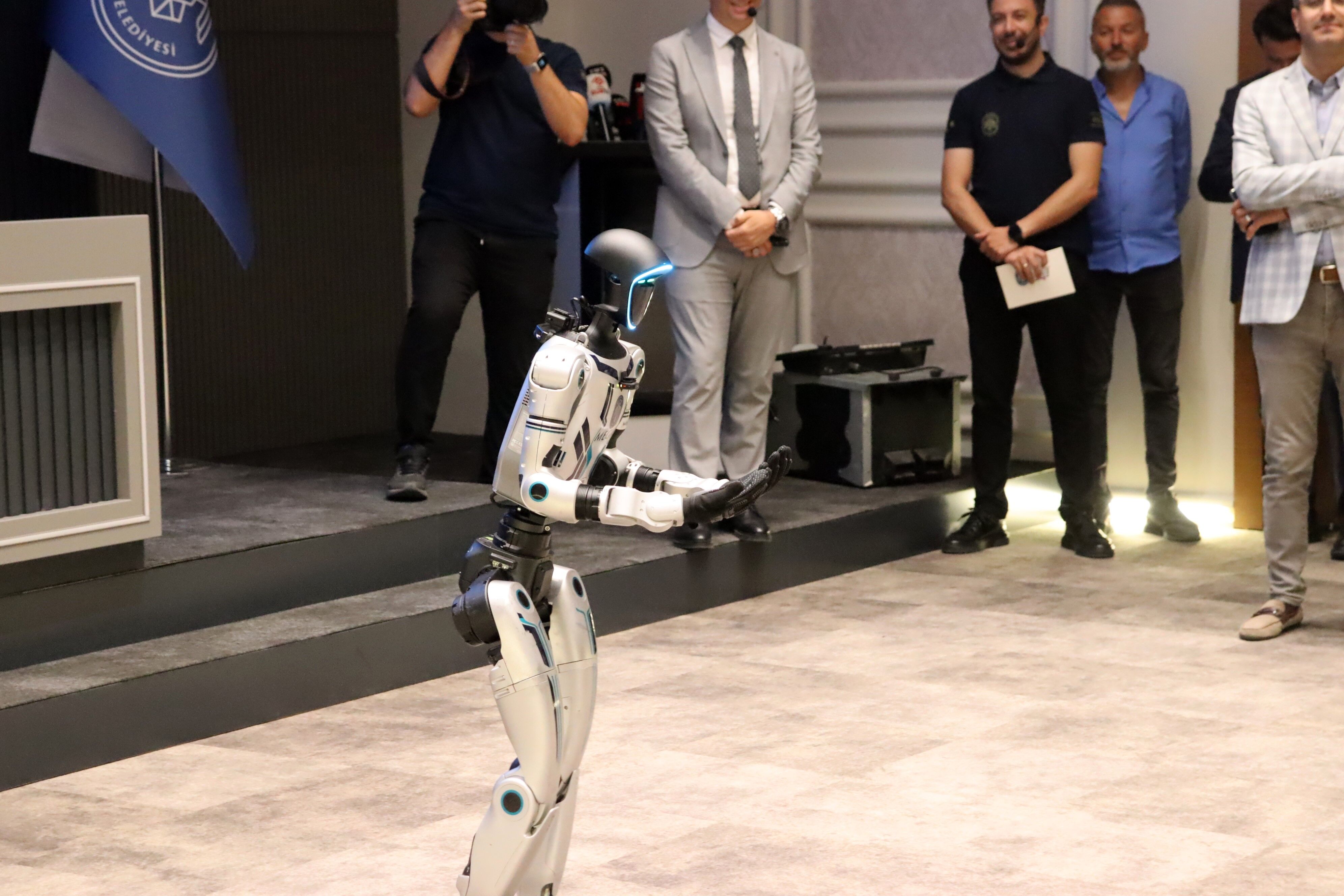 Robot Belediyede Resmen Ise Basladi Kavgayi Ayiracak Bomba Imha Edecek Iste Yapacagi G (4)