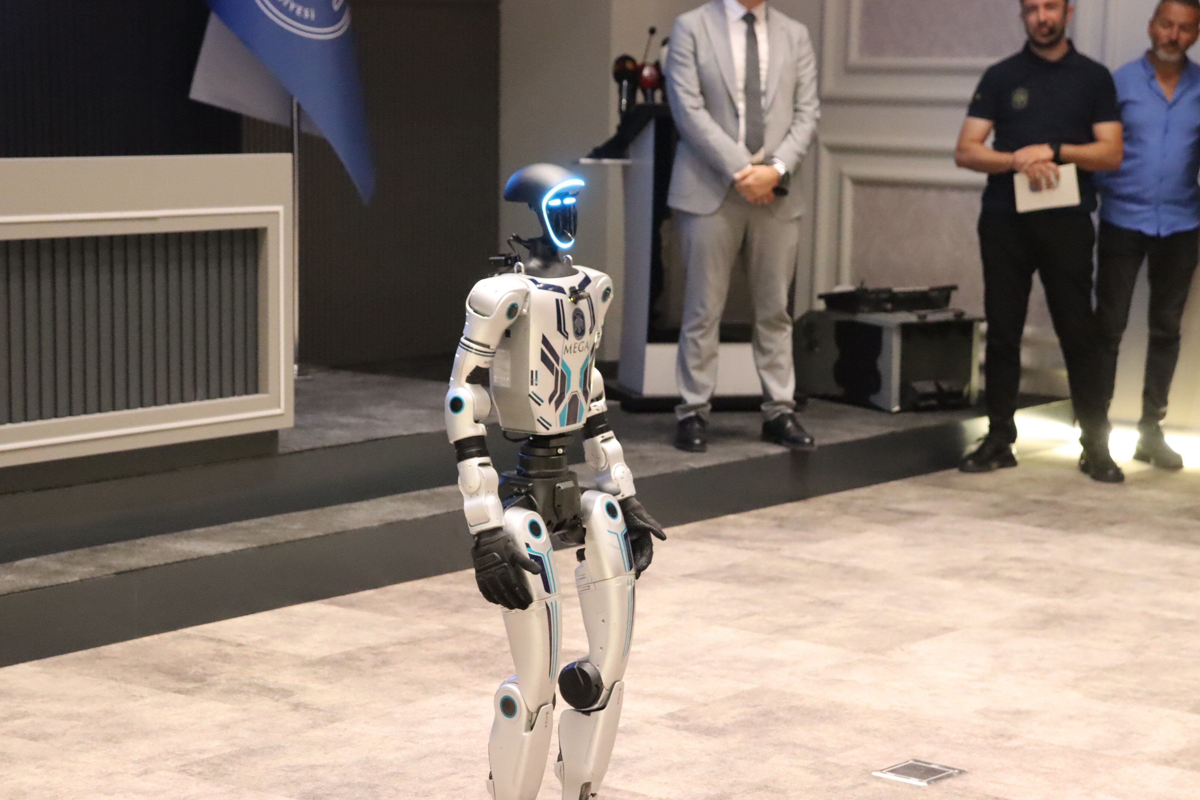 Robot Belediyede Resmen Ise Basladi Kavgayi Ayiracak Bomba Imha Edecek Iste Yapacagi G (5)