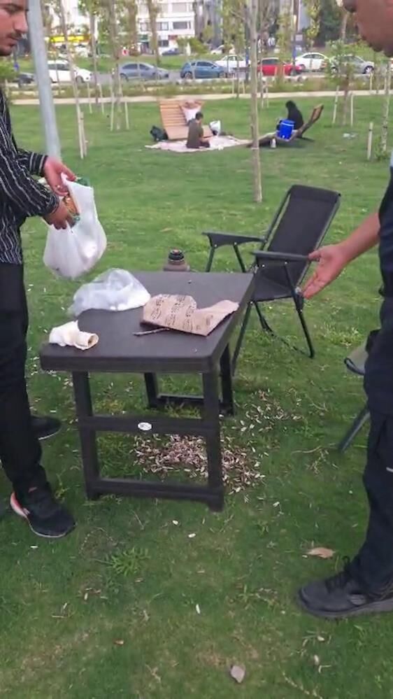 Sahilde Cekirdek Citledi Kabuklarini Yere Atti Bedeli Ise Agir Oldu (2)