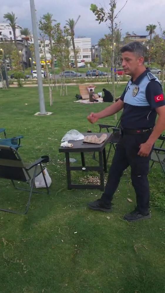 Sahilde Cekirdek Citledi Kabuklarini Yere Atti Bedeli Ise Agir Oldu (3)