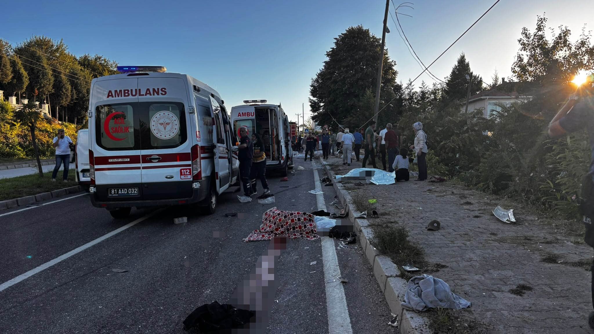 Tır Ile Patpat Çarpıştı, Ortalık Savaş Alanına Döndü 4 Ölü, 9 Yaralı (4)