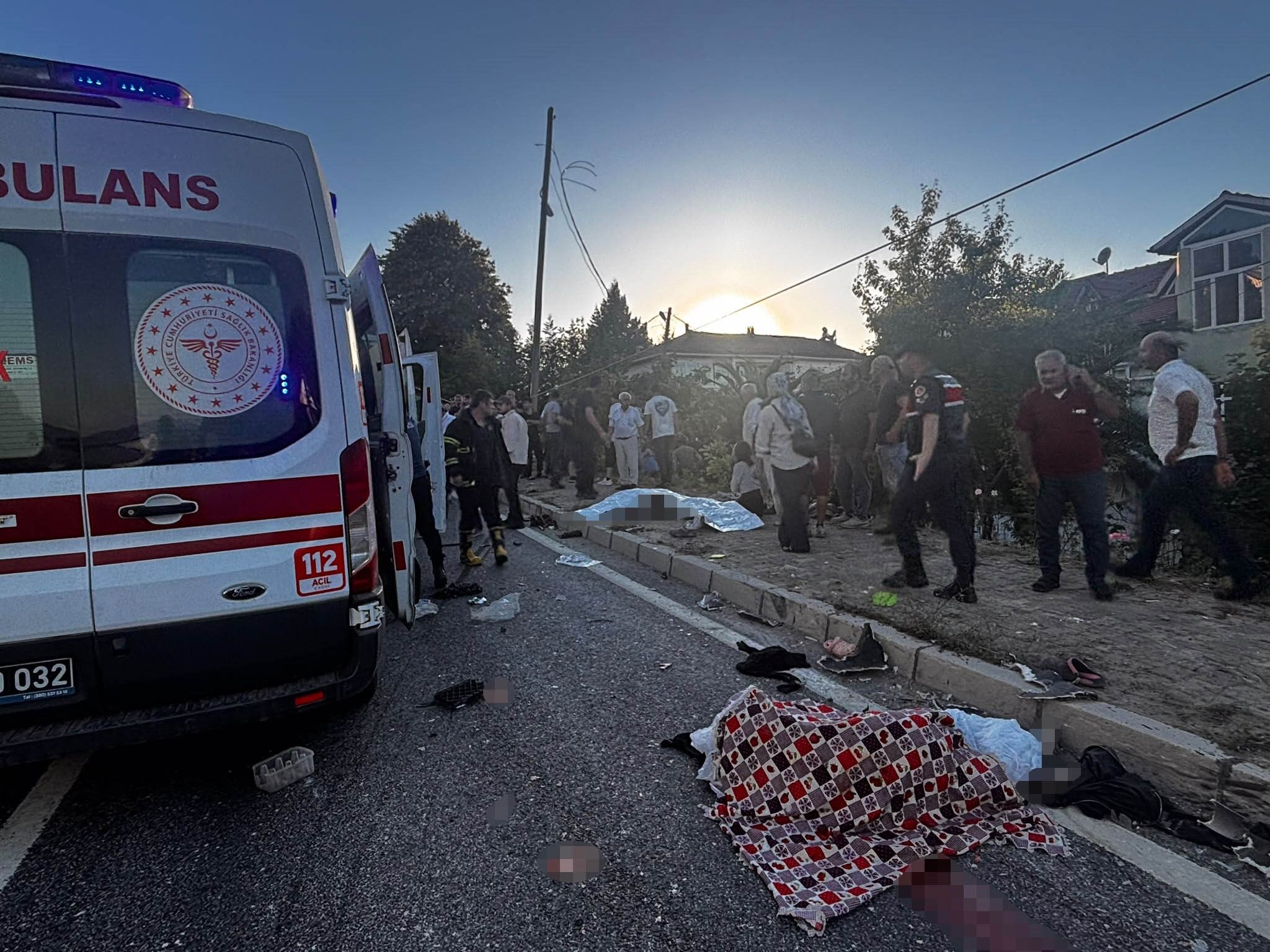 Tır Ile Patpat Çarpıştı, Ortalık Savaş Alanına Döndü 4 Ölü, 9 Yaralı (6)