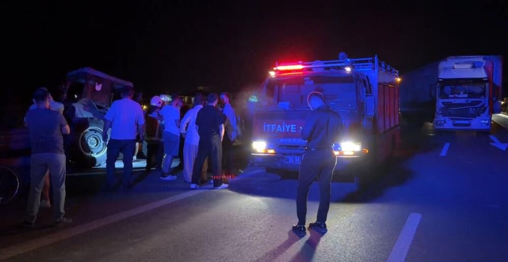 Traktore Arkadan Carpan Tir Faciaya Neden Oldu Belediye Personeli Hayatini Kaybetti (2)