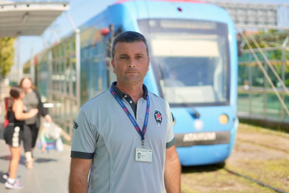 Tramvayın Önüne Doğru Koşan 5 Yaşındaki Kız Çocuğunu Son Anda Yakalayarak Raylardan Uzaklaştıran Samulaş Güvenlik Görevlisi Muhammet Lafçi, Olay Anında Kendi Kızının Gözünün Önüne Geldiğini Söyledi. (2)