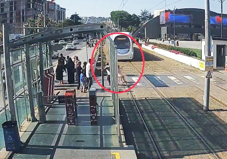 Tramvayın Önüne Doğru Koşan 5 Yaşındaki Kız Çocuğunu Son Anda Yakalayarak Raylardan Uzaklaştıran Samulaş Güvenlik Görevlisi Muhammet Lafçi, Olay Anında Kendi Kızının Gözünün Önüne Geldiğini Söyledi. (3)