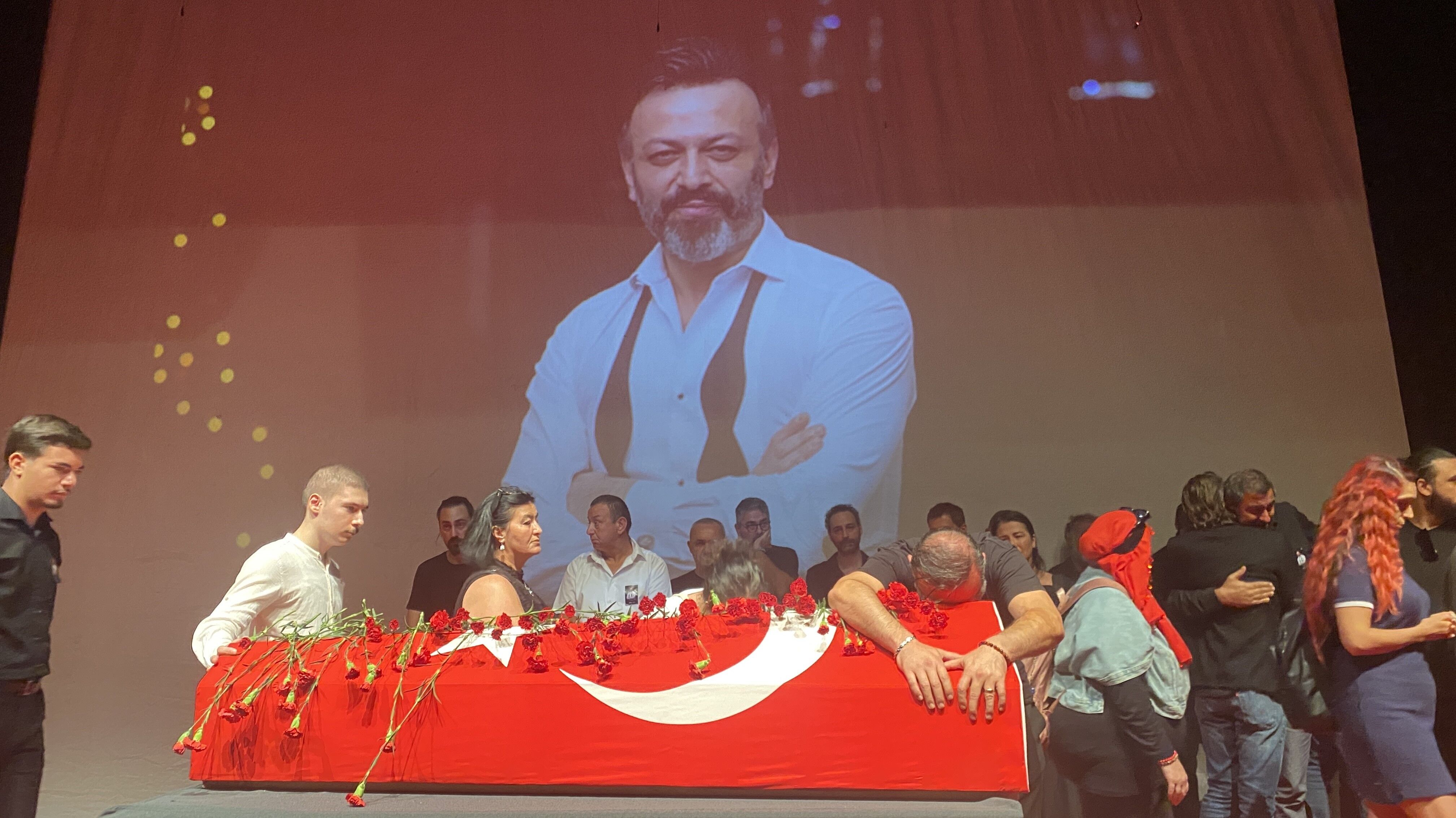 Ünlü Oyuncu Serhat Kılıç’a Veda! Törende Gözyaşları Sel Oldu (2)