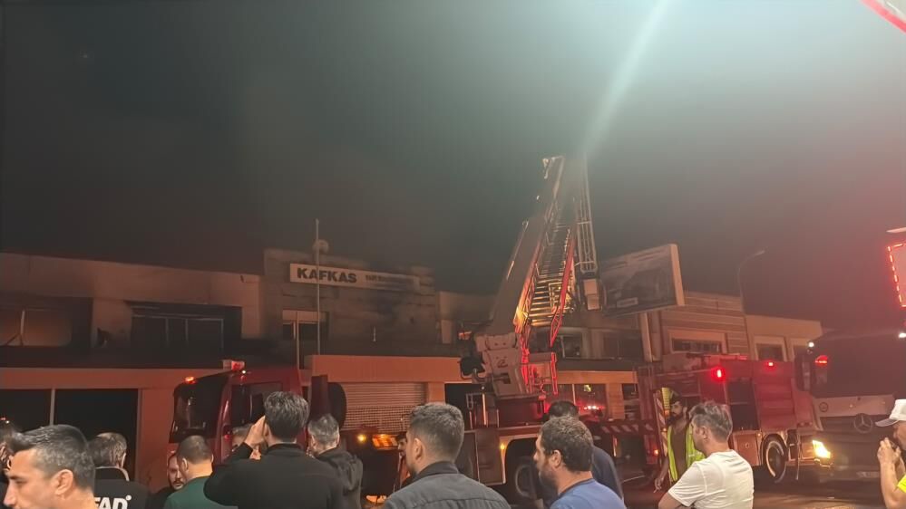 Yılların Emeği Alevlere Teslim Oldu! İş Yerlerinin Yanışını Gözyaşlarıyla Izledi (2)-1